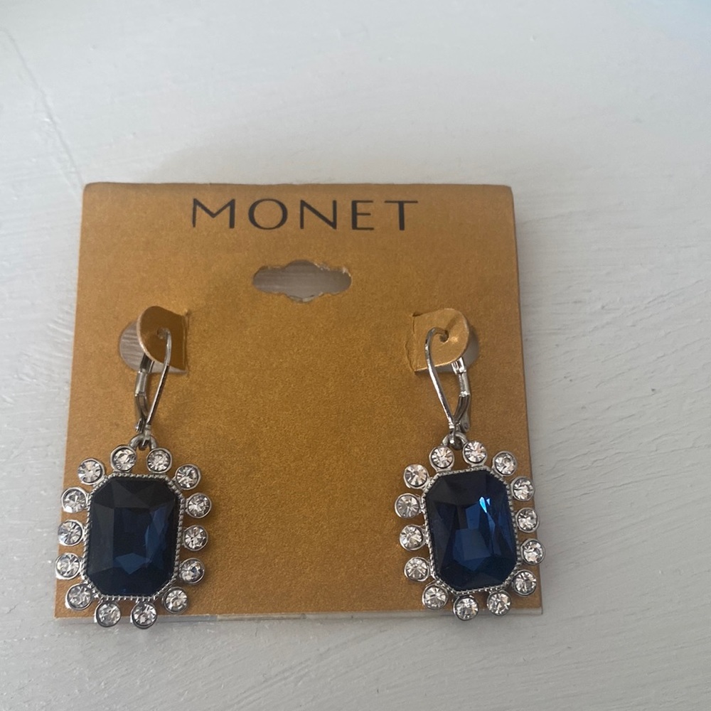 Monet Fashion stone hanging earrings